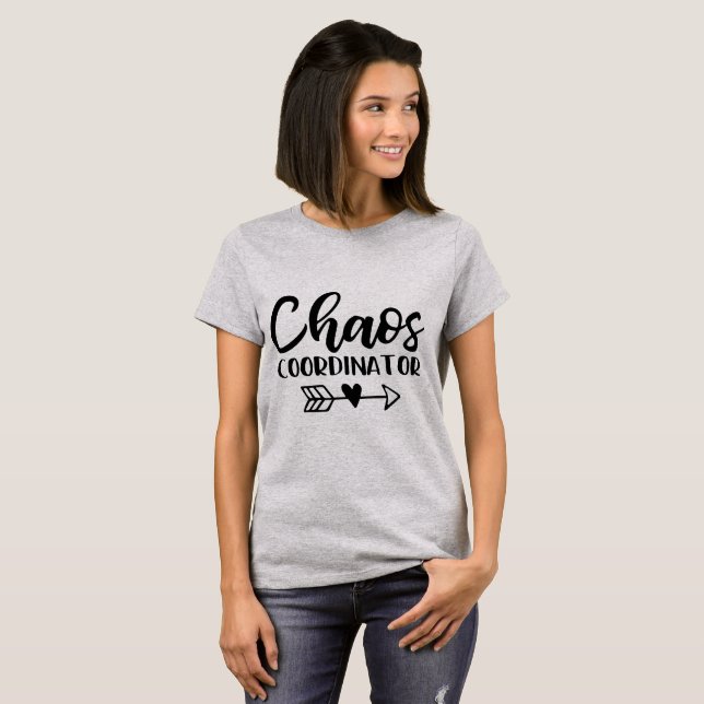 Camiseta Cordenadora de Caos Divertida Mãe Coração de Seta (Frente Completa)