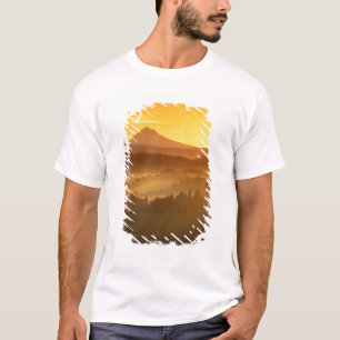 Camiseta Cores laranja do nascer do sol coloram a névoa no