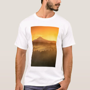 Camiseta Cores laranja do nascer do sol colorem a névoa no