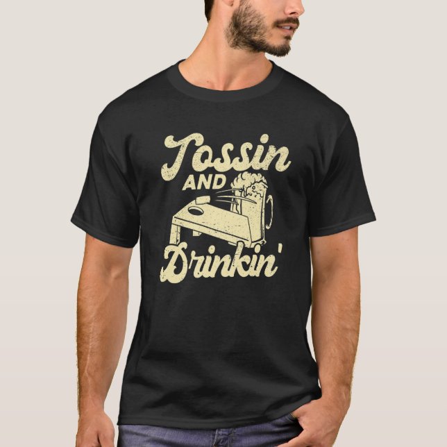 Camiseta Cornhole Team Tossin E Drinkin (Frente)