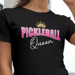 Camiseta Coroa Dourada Rainha Branca Rosa Pickleball<br><div class="desc">Mostre aos outros na quadra que você é a Rainha do Pickleball reinante com esta t-shirt divertida. Este design apresenta um gradiente rosa e um texto branco junto com uma coroa de ouro...  para a Rainha do Tribunal!</div>