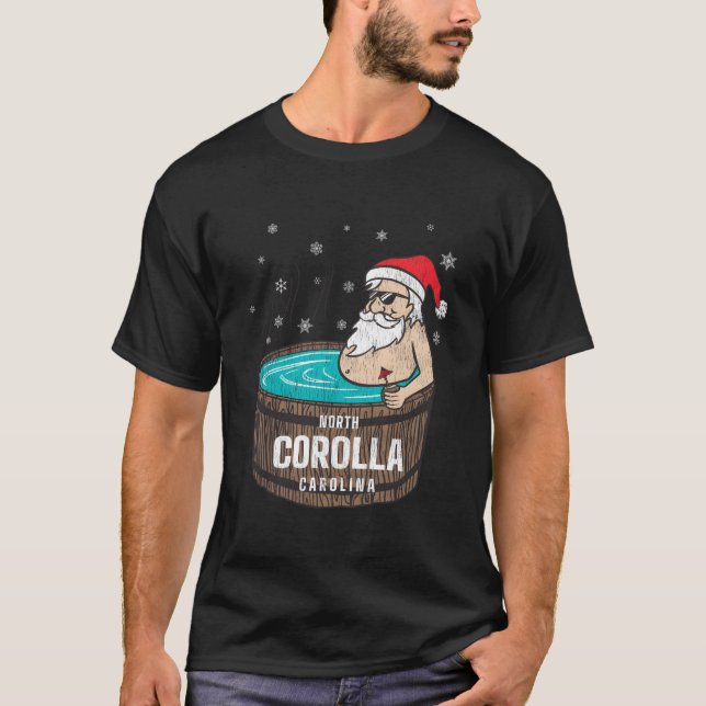 Camiseta Corolla Nc Vacationing Santa Hot Tub (Frente)