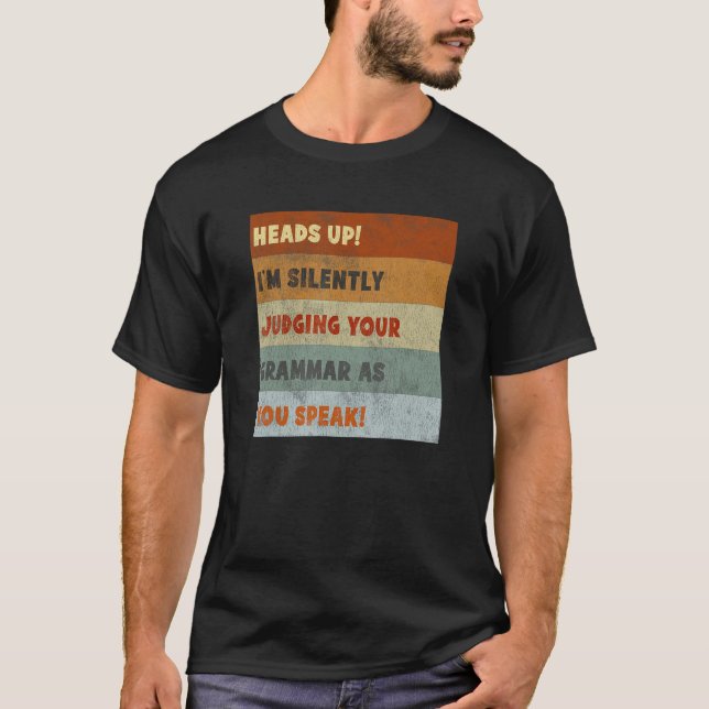 Camiseta Correcting Grammar  English Teacher Quote Retro (Frente)
