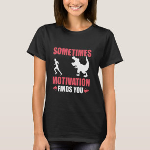 Camiseta Corredor ÀS VEZES A MOTIVAÇÃO ENCONTRA VOCÊ Engraç