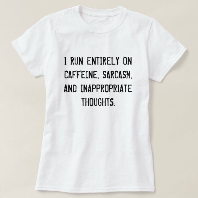 CAMISETA CORREI INTEIRAMENTE NA CAFEÍNA, SARCASM, E... (Frente do Design)