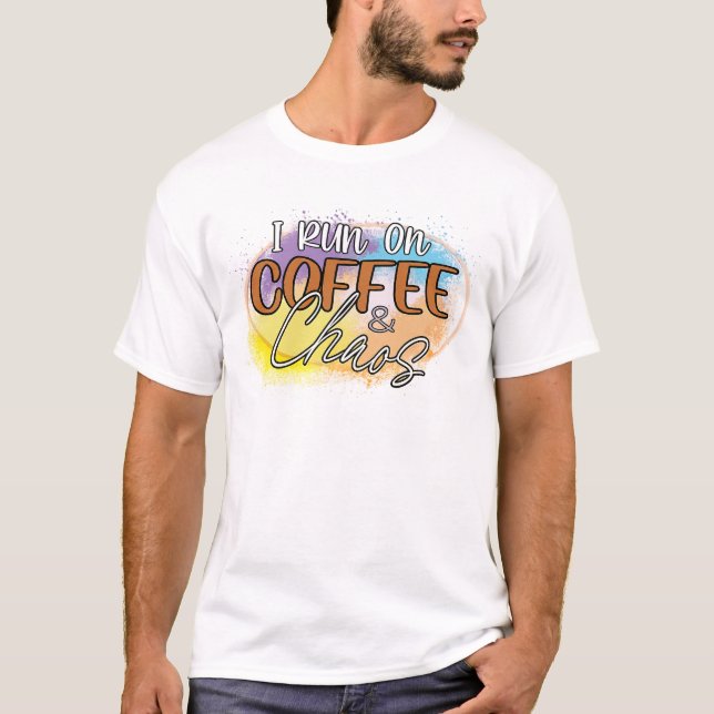 Camiseta Correndo com Cafeína e Caos (Frente)