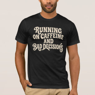 Camiseta Correndo com Cafeína e Decisões Ruins Café Retro