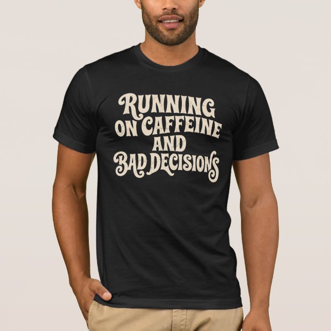 Camiseta Correndo com Cafeína e Decisões Ruins Café Retro (Frente)