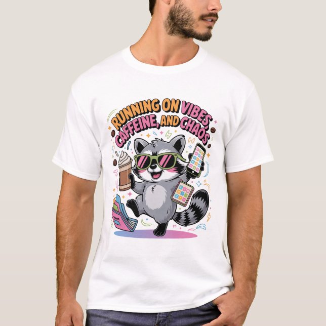Camiseta Correndo com Vibrações, Cafeína e Mapache Chibi Ca (Frente)