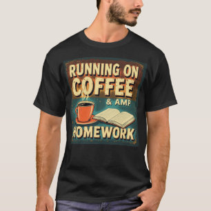 Camiseta Correndo no Café e no Trabalho de Casa Estudante E