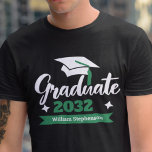 Camiseta correspondência de família de nomes personalizados<br><div class="desc">Comemore seu ano de graduação com esta camiseta moderna, que apresenta uma tipografia contemporânea do "Formando 20XX", em branco e verde, decorada com um boné de formatura com uma tassel verde; personalize facilmente esta t-shirt com o seu ano de graduação e o seu nome, editando os campos modelo. Esta t-shirt...</div>