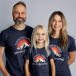 Camiseta Correspondência de Grupo de Férias Personalizadas<br><div class="desc">Experimente nostalgia com nossa personalizável "Férias da Família Retro Sunset" combinando t-shirt. Com um pôr do sol vibrante por trás das montanhas majestosas, este design pode incluir seu nome e destino familiar, perfeito para viagens, reuniões ou aventuras de verão. Celebrar juntos em estilo e fazer memórias inesquecíveis. Ideal para operações...</div>