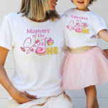 Camiseta Correspondência de Mamães de primeiro aniversario<br><div class="desc">Doces Uma sobremesas têm o tema primeiro aniversario colorido,  com doces,  desenhados com elementos desenhados à mão em cor rosa pastel e dourados falsos com elementos falsos de brilho dourado.</div>