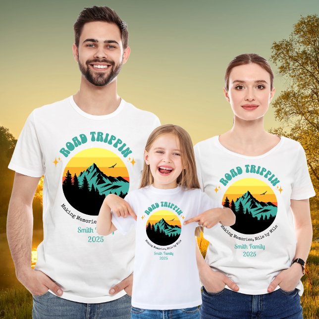 Camiseta Correspondência de Viagem de Férias Familiares Per (Custom family road trip t-shirts with scenic mountain design—perfect for your 2025 adventure togethe)