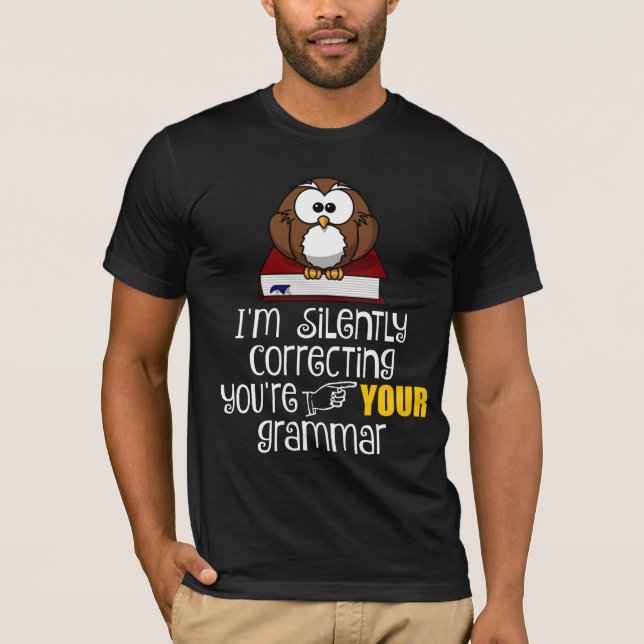 Camiseta Corrigindo Silentemente Sua Gramática Coruja Sarcá (Frente)