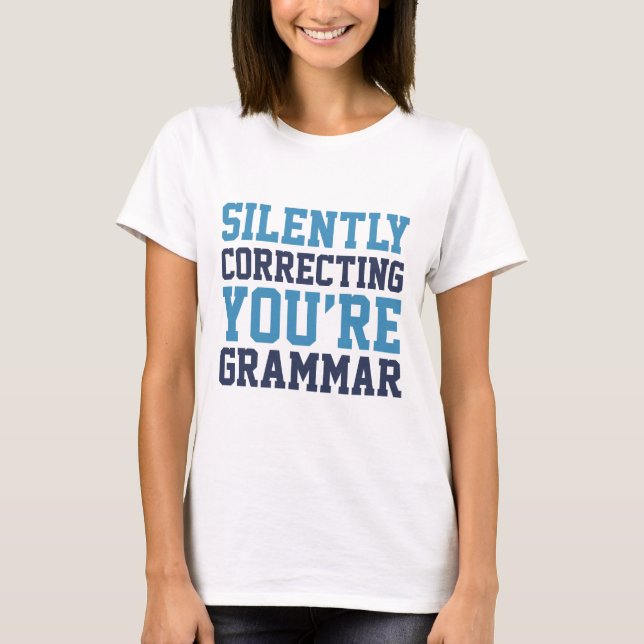 Camiseta Corrigindo Silentemente Você é Gramática (Frente)