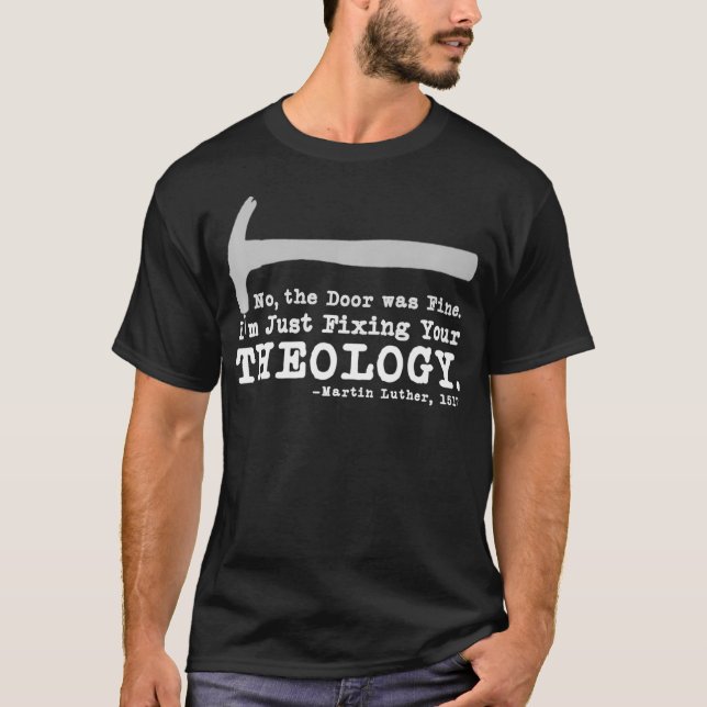 Camiseta Corrigindo Sua Teologia Calvinista Luterano Luther (Frente)