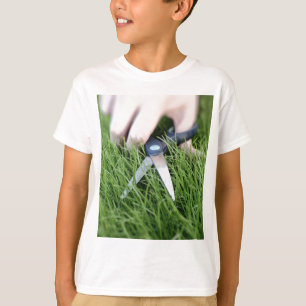 Camiseta Cortando a grama com um par de tesouras
