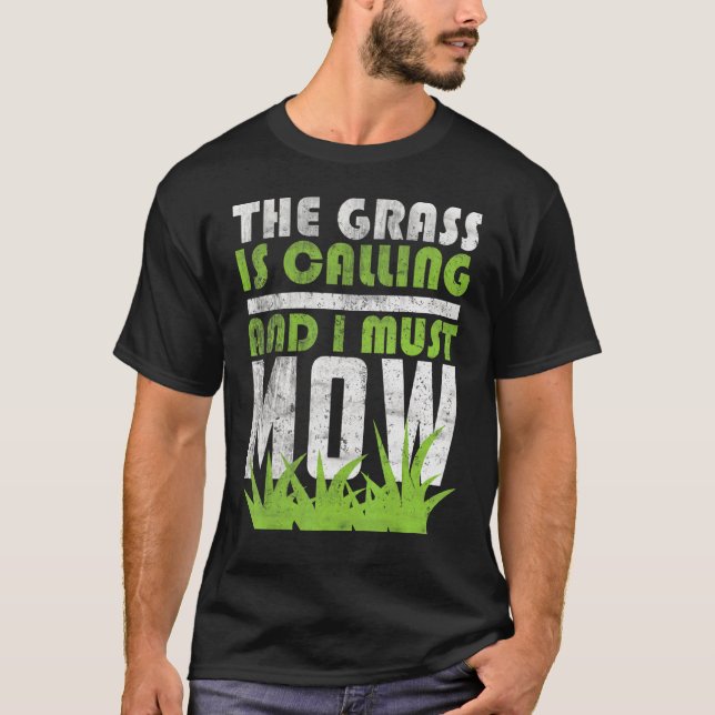 Camiseta Cortar o Jardim O Gramado Está Chamando e Eu Devo (Frente)
