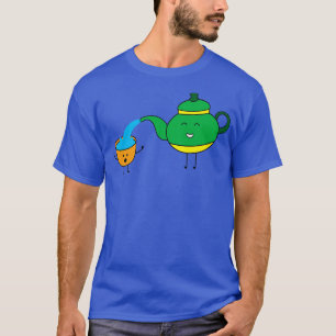 Camiseta Corte Um Kettle Encaixando Água Em Uma Xícara