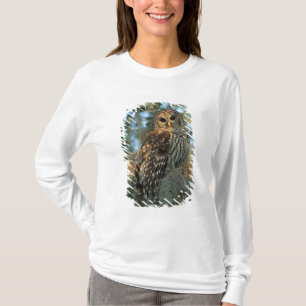Camiseta Coruja-barreada empoleirada em algum Musgo Espanho