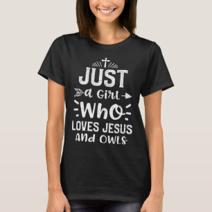 Camiseta Coruja é uma garota que ama Jesus e coroa Jesus