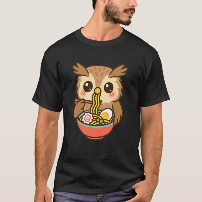 Camiseta Coruja Fofa Comendo Ramen Kawaii Amante da Comida  (Frente)