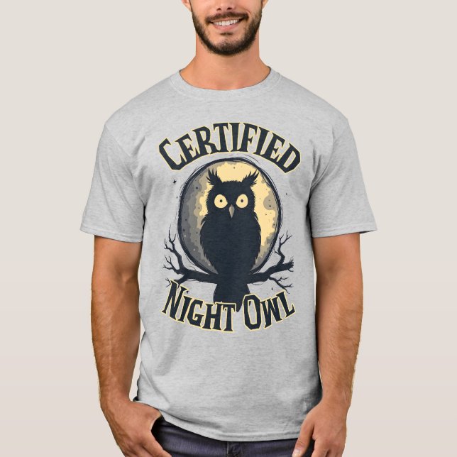 Camiseta Coruja Noturna Certificada - Víblias Nocturnas com (Frente)