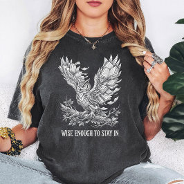 Camiseta Coruja Sábia Com Asas de Livro