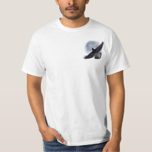 Camiseta Corvo preto de voo que abraça a arte da lua