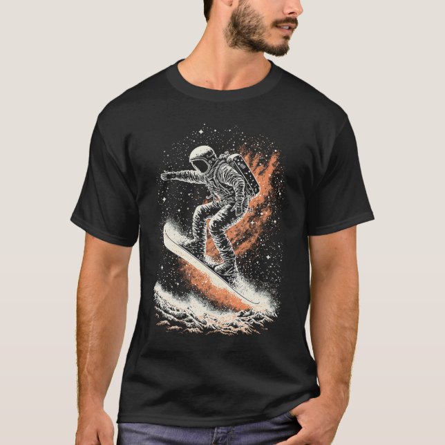 Camiseta Cosmic Adventure Astronaut Snowboarding and Surfin (Frente)