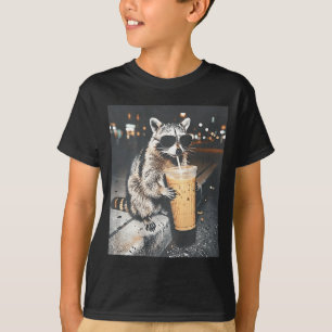 Camiseta (costas) guaxinim bebendo café gelado animação eng
