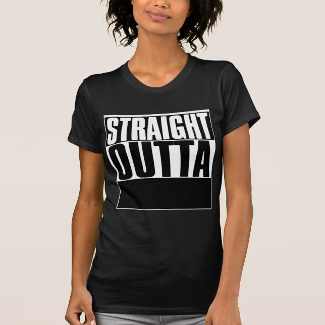 CAMISETA COSTUME QUE RETO DE OUTTA SEU TEXTO AQUI TEE (Frente)