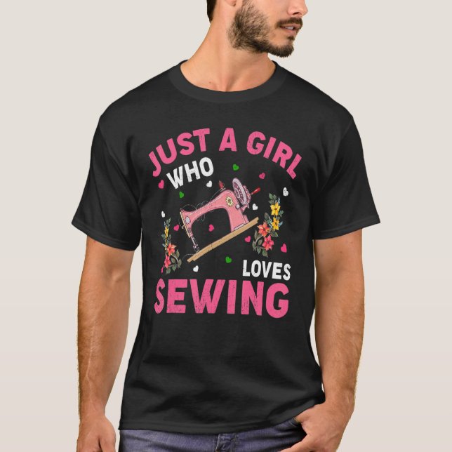 Camiseta Costurando Apenas Uma Menina Que Adora Costurar (Frente)