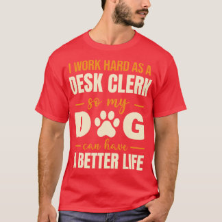 Camiseta Cotação do Sobrelocutor Hilarid Desk Clerk Dog