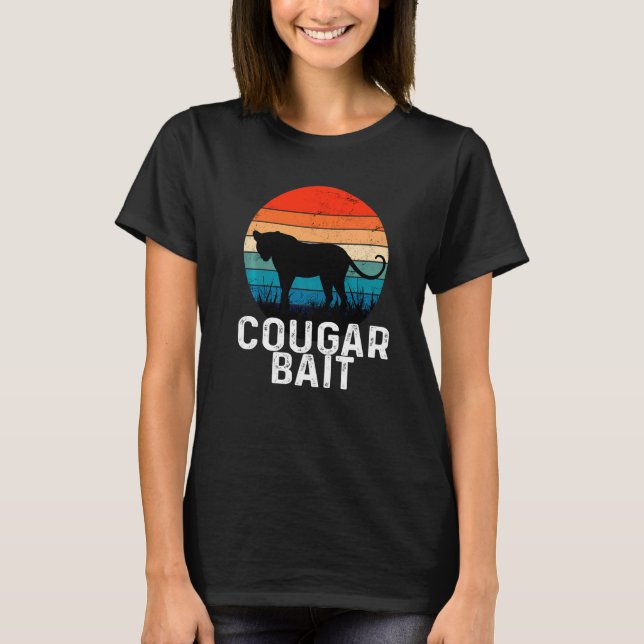 Camiseta Cougar Bait Namorando Humor Sugar Momma Retro Anim (Frente)
