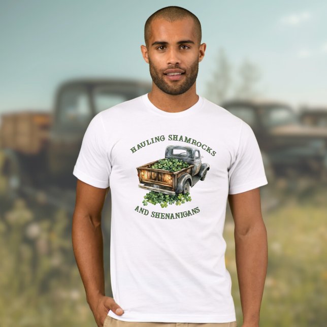 Camiseta Country Truck Hauling Shamrocks and Shenanigans  (Criador carregado)