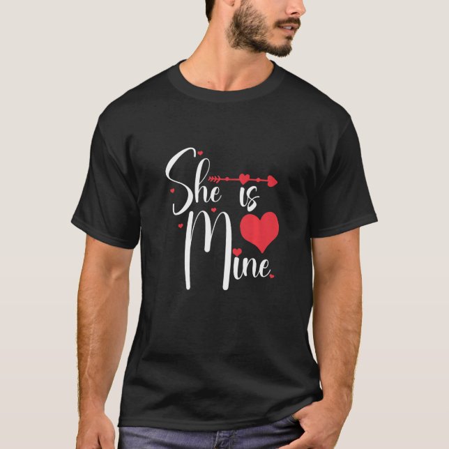 Camiseta Couple She is and He is Funny valentine's day Love (Frente)