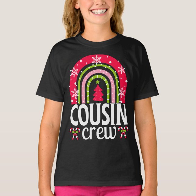 Camiseta Cousin Crew Árvore de Natal Rainbow Snowflake (Frente)