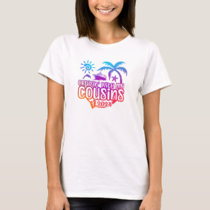 Camiseta Cousin Cruise 2024 com navio de cruzeiro e Chinelo
