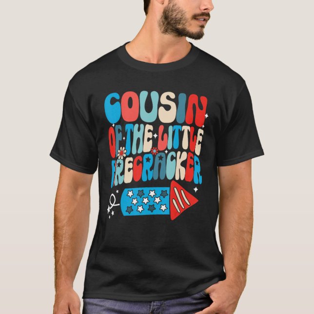 Camiseta Cousin Of The Little Firecracker  4th Of July Groo (Frente)