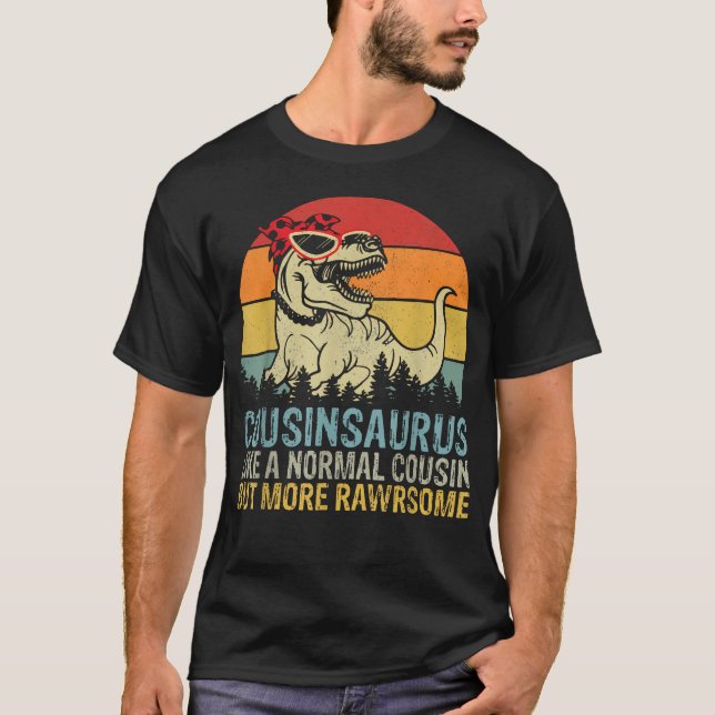 Camiseta Cousinsaurus Como Um Primo Normal Mas Mais (Frente)