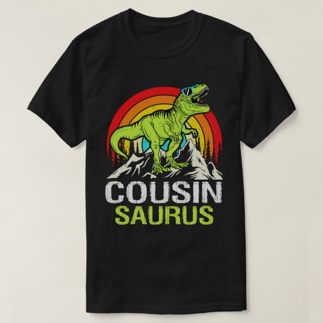 Camiseta Cousinsaurus Dinossaur T Rex Cousin Saurus Matando (Frente do Design)