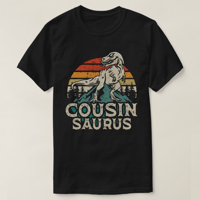 Camiseta Cousinsaurus Dinossaur T Rex Cousin Saurus Matando (Frente do Design)
