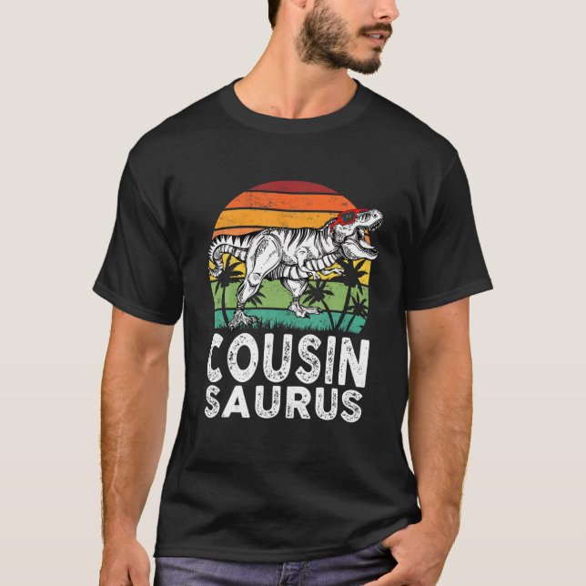 Camiseta Cousinsaurus Funny T Rex Dinossaur Cousin Saurus F (Frente)