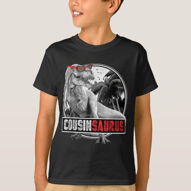 Camiseta Cousinsaurus para Meninos T-Rex Cousin Dinossaur (Frente)