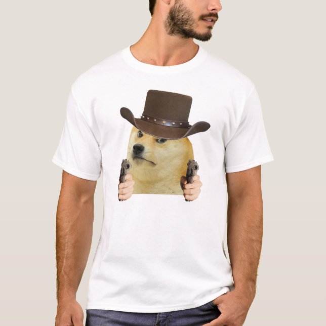 Camiseta Cowboy Dog Funny Meme Doge Holding Guns Memes (Frente)