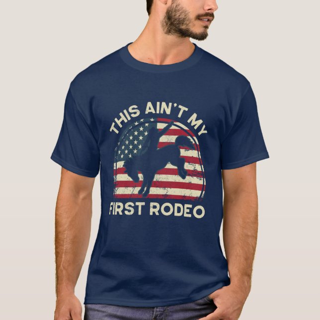 Camiseta Cowboy Este não é o meu primeiro Rodeio Engraçado  (Frente)