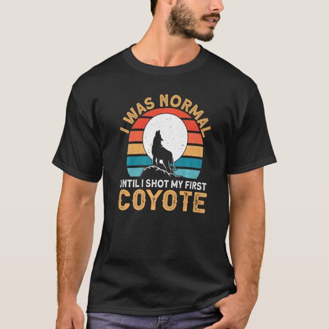 Camiseta Coyote Caçando eu era normal até que atirei no meu (Frente)