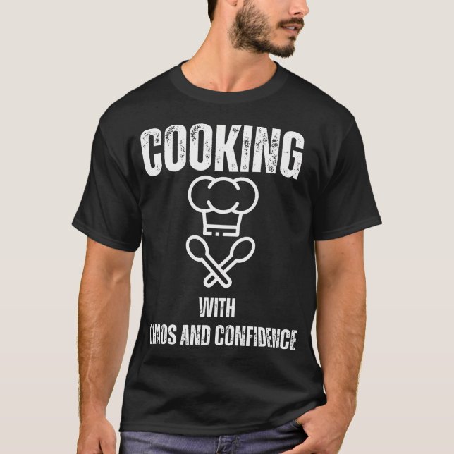 Camiseta Cozinhar Com Caos E Confiança Cozinha Divertida (Frente)